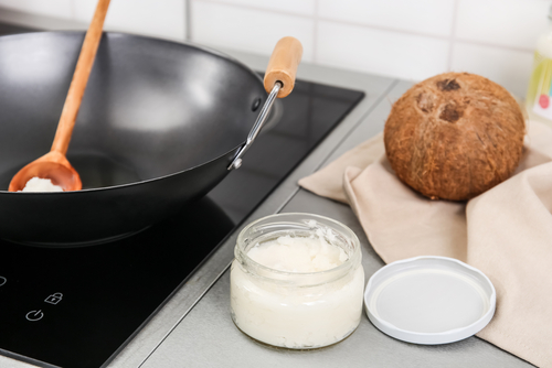 Kokosolja har de senaste åren ökat i popularitet och för många blivit ett naturligt alternativ vid matlagning. Foto: Shutterstock